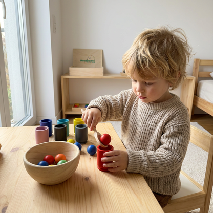 Kind spielt mit Montessori Sortierspiel