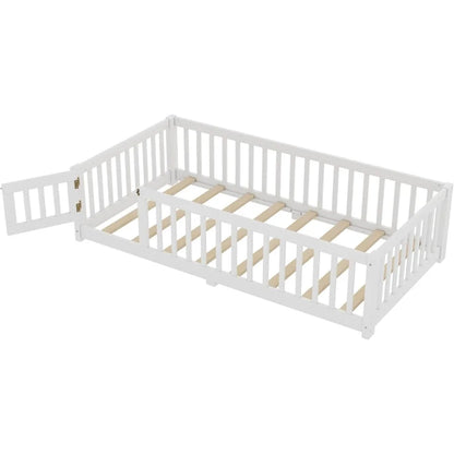 Twin-Size-Kinderbett mit Tür und Zaun, Montessori-Bodenbett mit Latten und Sicherheitsgeländer, Twin-Bettrahmen aus massivem Holz für