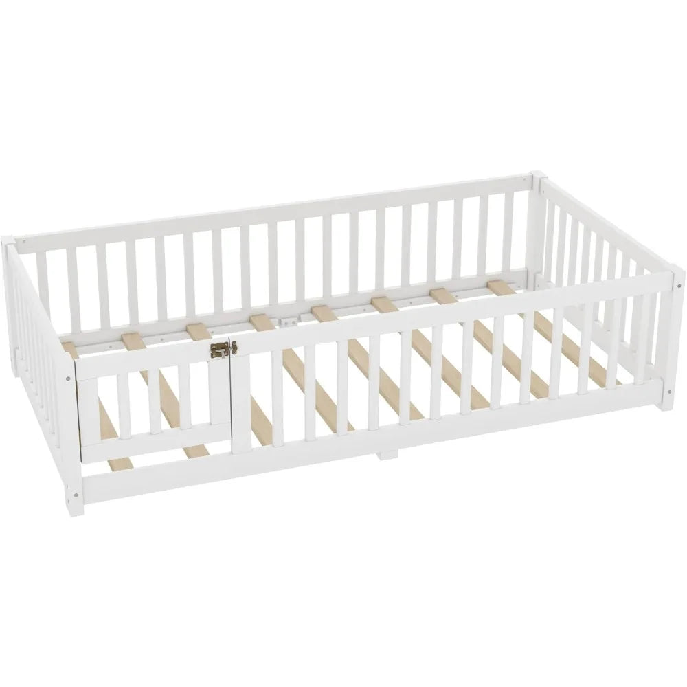 Twin-Size-Kinderbett mit Tür und Zaun, Montessori-Bodenbett mit Latten und Sicherheitsgeländer, Twin-Bettrahmen aus massivem Holz für