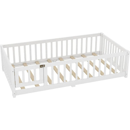 Twin-Size-Kinderbett mit Tür und Zaun, Montessori-Bodenbett mit Latten und Sicherheitsgeländer, Twin-Bettrahmen aus massivem Holz für