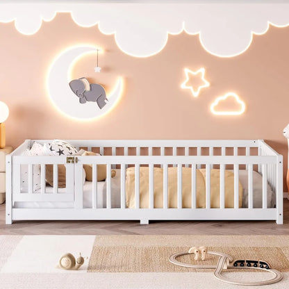 Twin-Size-Kinderbett mit Tür und Zaun, Montessori-Bodenbett mit Latten und Sicherheitsgeländer, Twin-Bettrahmen aus massivem Holz für